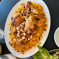 كبسة-لحم-وسط-مع-مكسرات