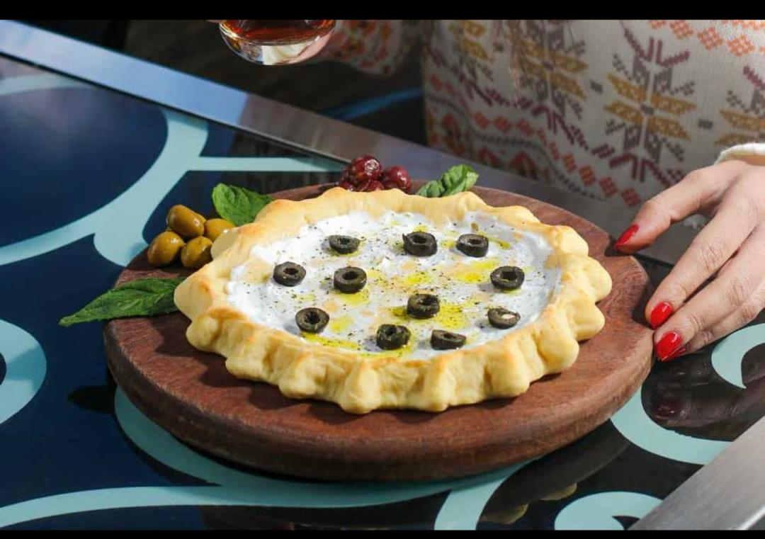 منقوشة-لبنة-مع-زيتون