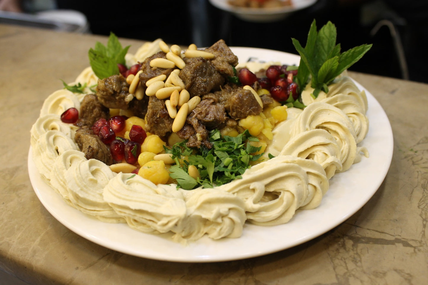 فتة لحمة ومكسرات مع صنوبر