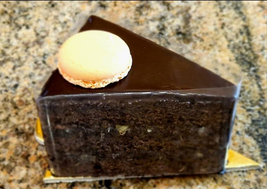 ساخر كيك شوكولا داكنة مع برتقال