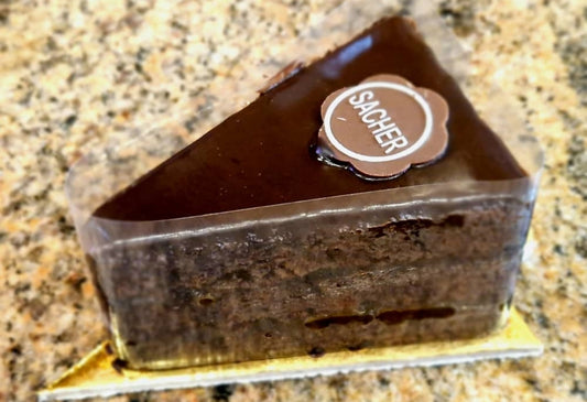 ساخر كيك بالشوكولا الداكنة والمشمش