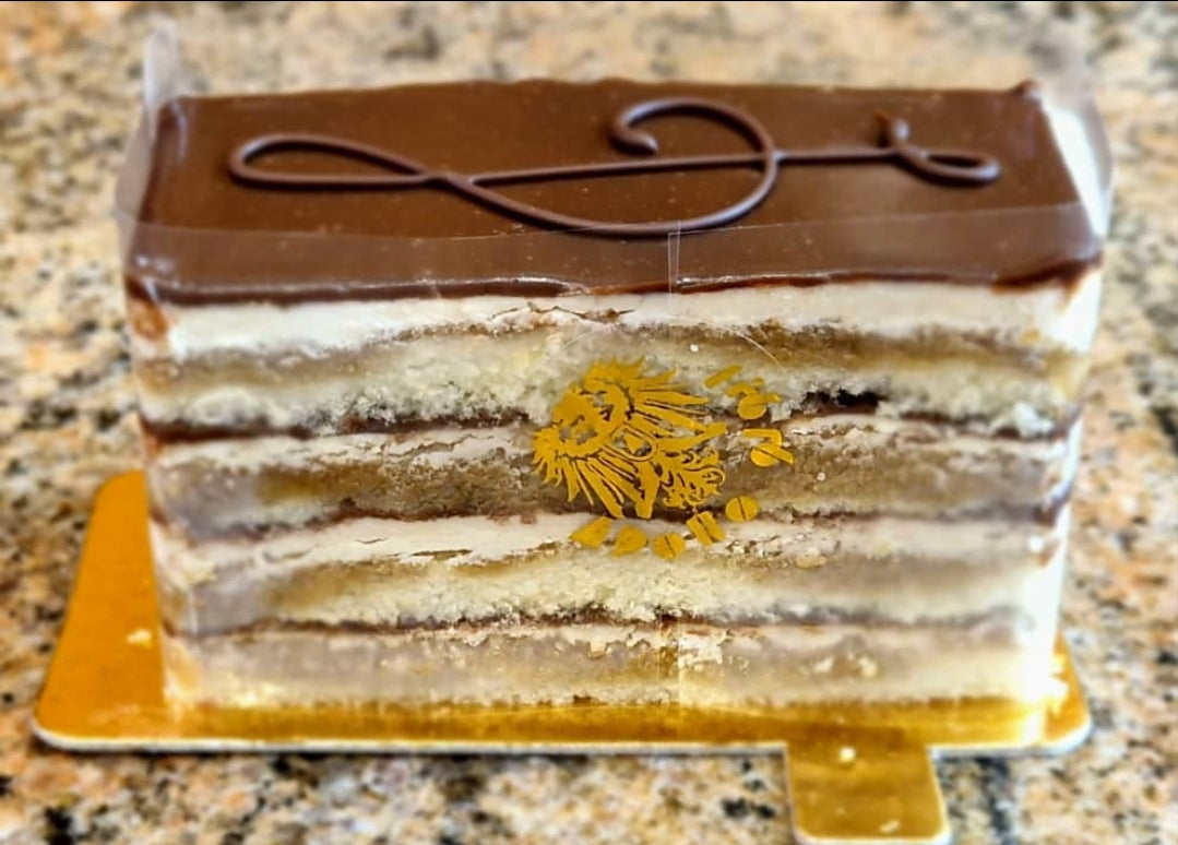 كيك أبيض بكريمة القهوة وشوكولا اوبيرا