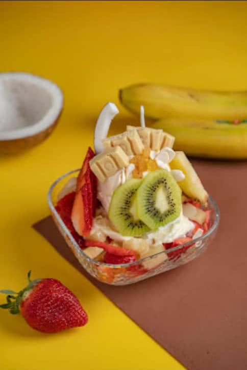 سلطة فواكه مع الكرانش