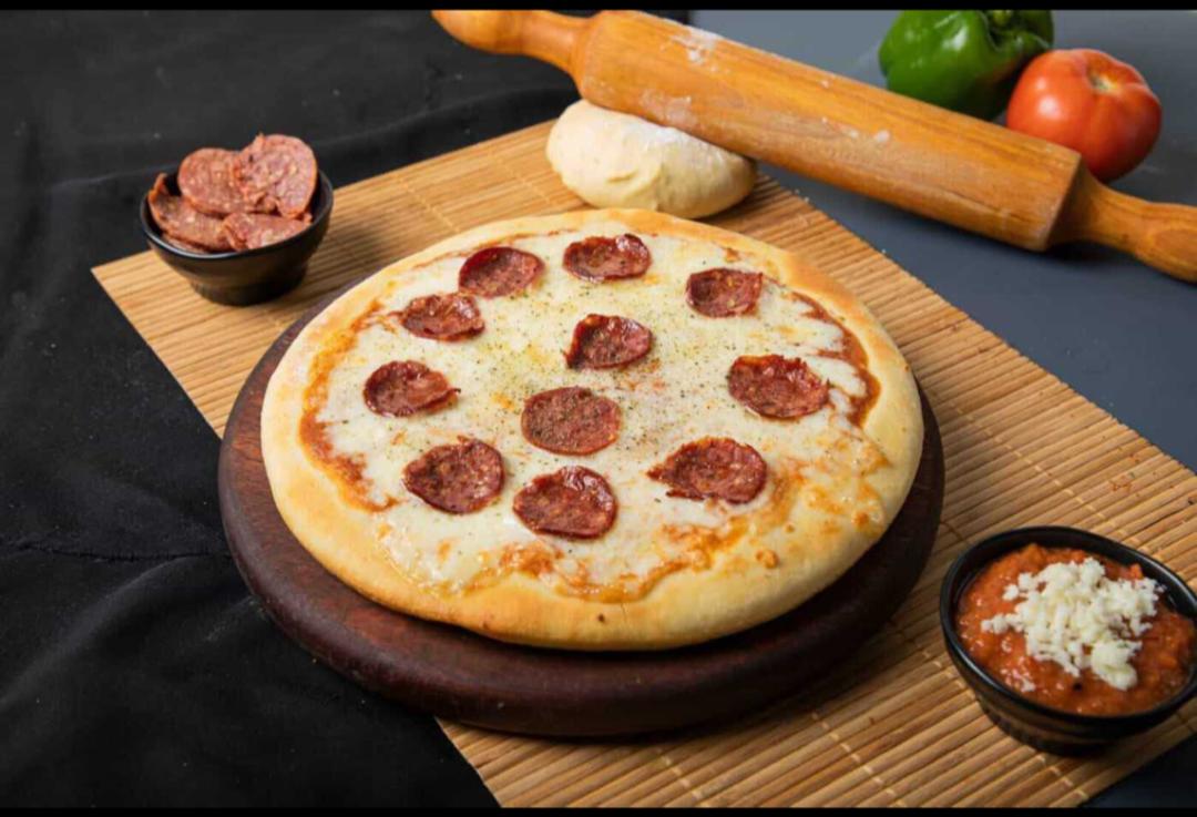 بيتزا ببيروني