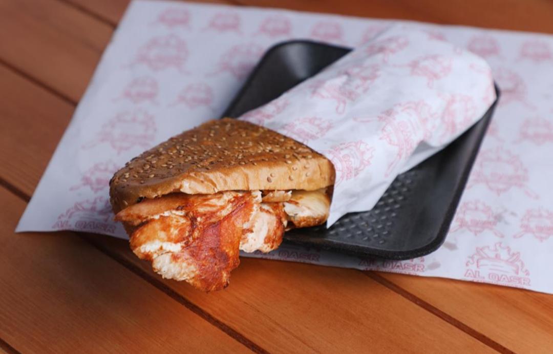 سندويش شاورما دجاج صمون