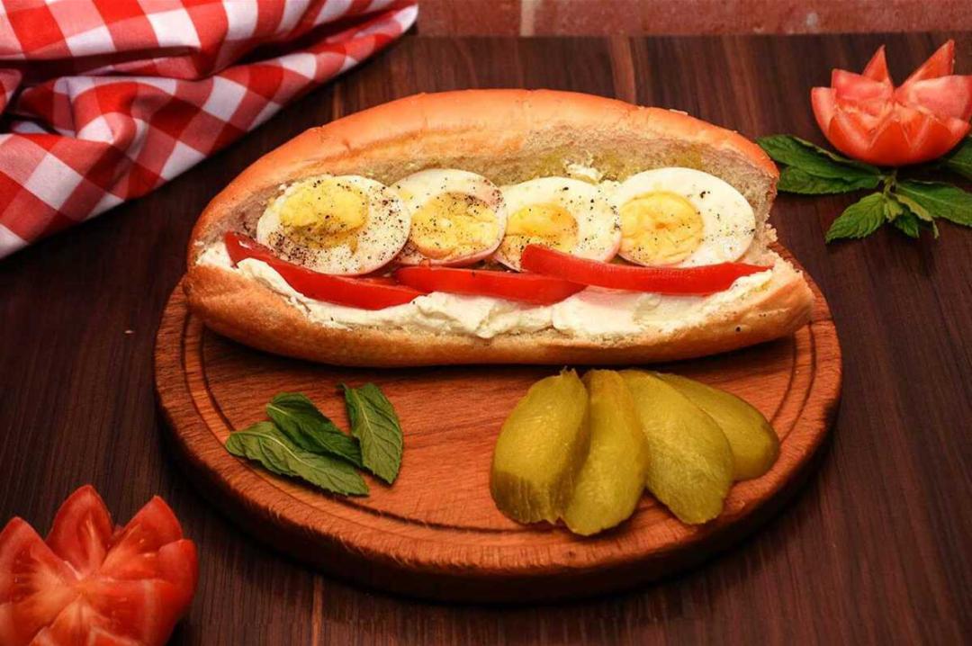 بيض-مسلوق-مع-لبنة