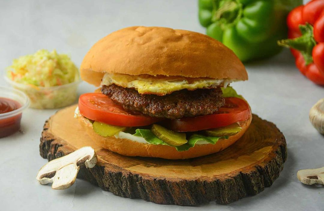 برغر لحم مع بيض