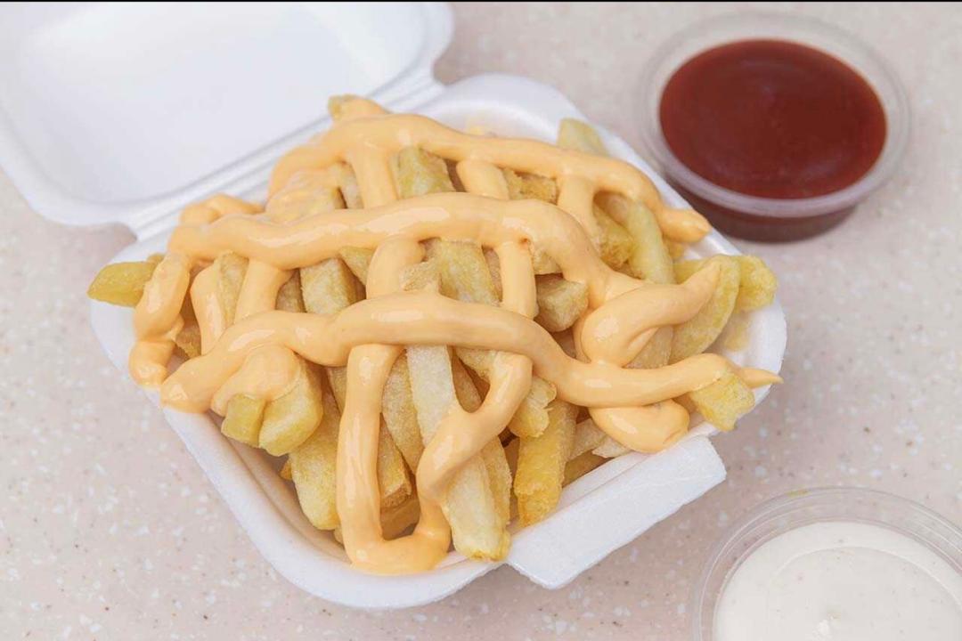 علبة بطاطا مقلية مع جبنة