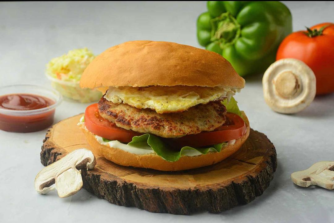 برغر دجاج مع بيض