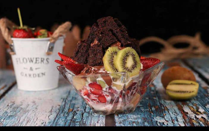 سلطة الشوكولاتة مع البراونيز