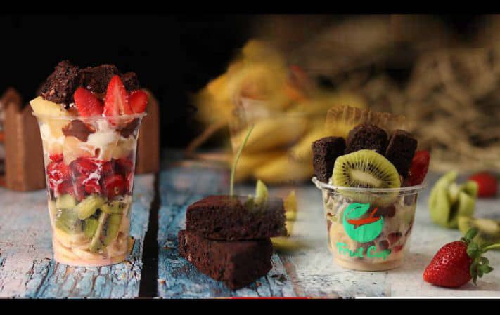 سلطة فواكه بالشوكولاتة مع البراونيز