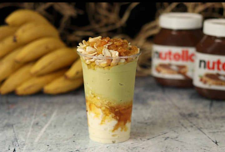 الأفوكادو مع الكريمة والمكسرات بالعسل