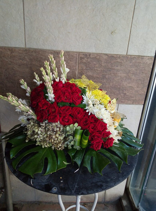 باقة جوري أحمرمع زنبق وارجاسيا وكريز