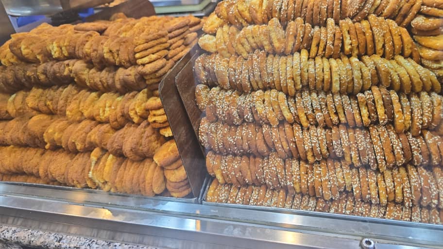 كعك بحليب سمسم وساده بجوز هند نص كيلو